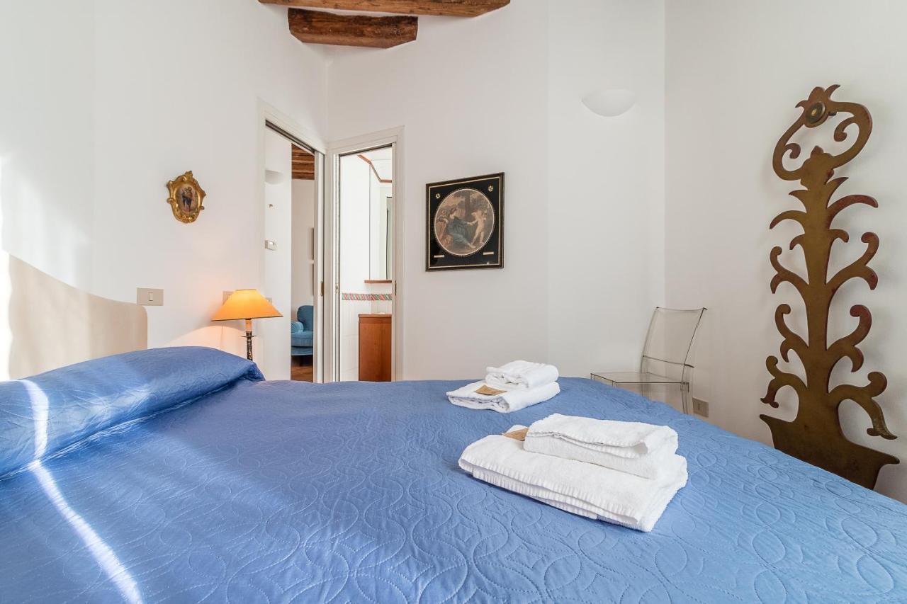 7 Windows On By Lionhost Apartment Venice