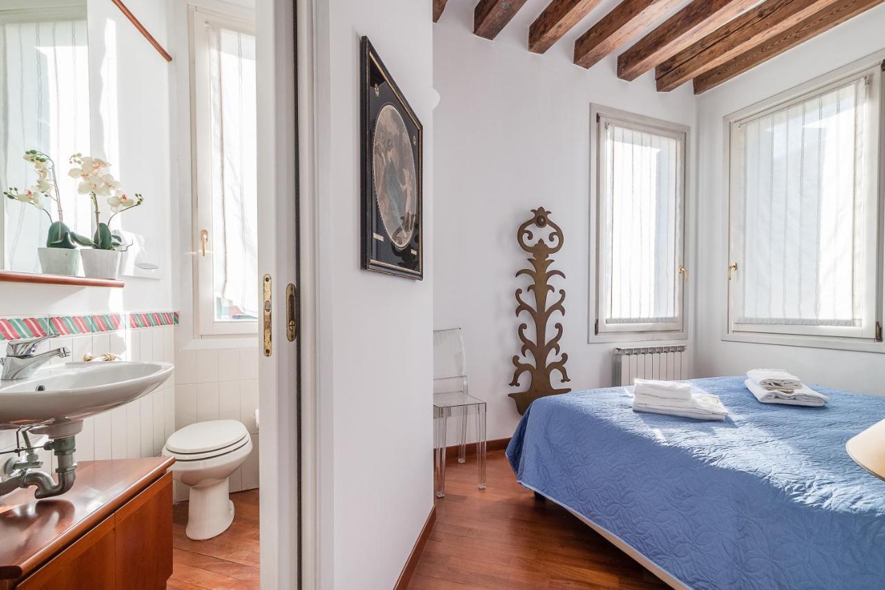 7 Windows On By Lionhost Apartment Venice