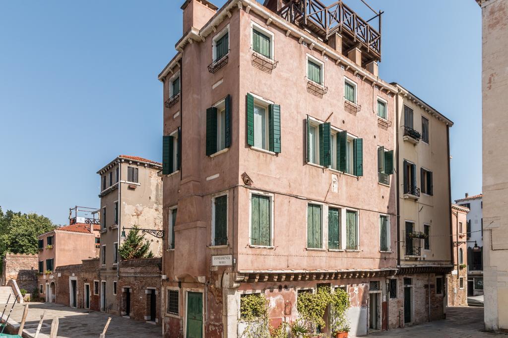 7 Windows On By Lionhost Apartment Venice