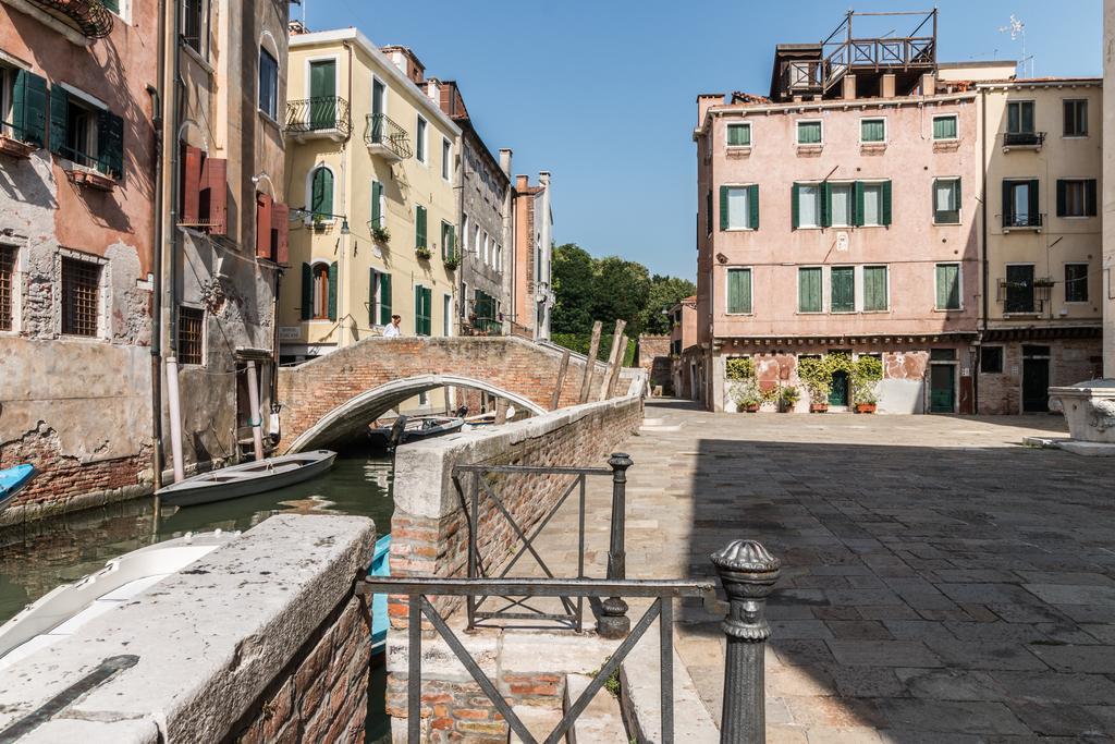 Apartment 7 Windows On By Lionhost Venice