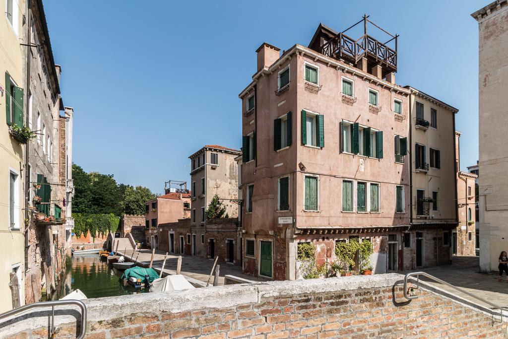 7 Windows On By Lionhost Venice